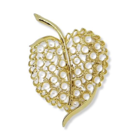 VINTAGE GOLDTONE & FAUX PEARL OPEN DESIGN LEAF BROOCH - Picture 1 of 4
